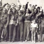 Visita de un grupo de milicianos al diario «Ahora» en septiembre de 1936. El primero por la izquierda podría ser Leoncio Jiménez, según su familia