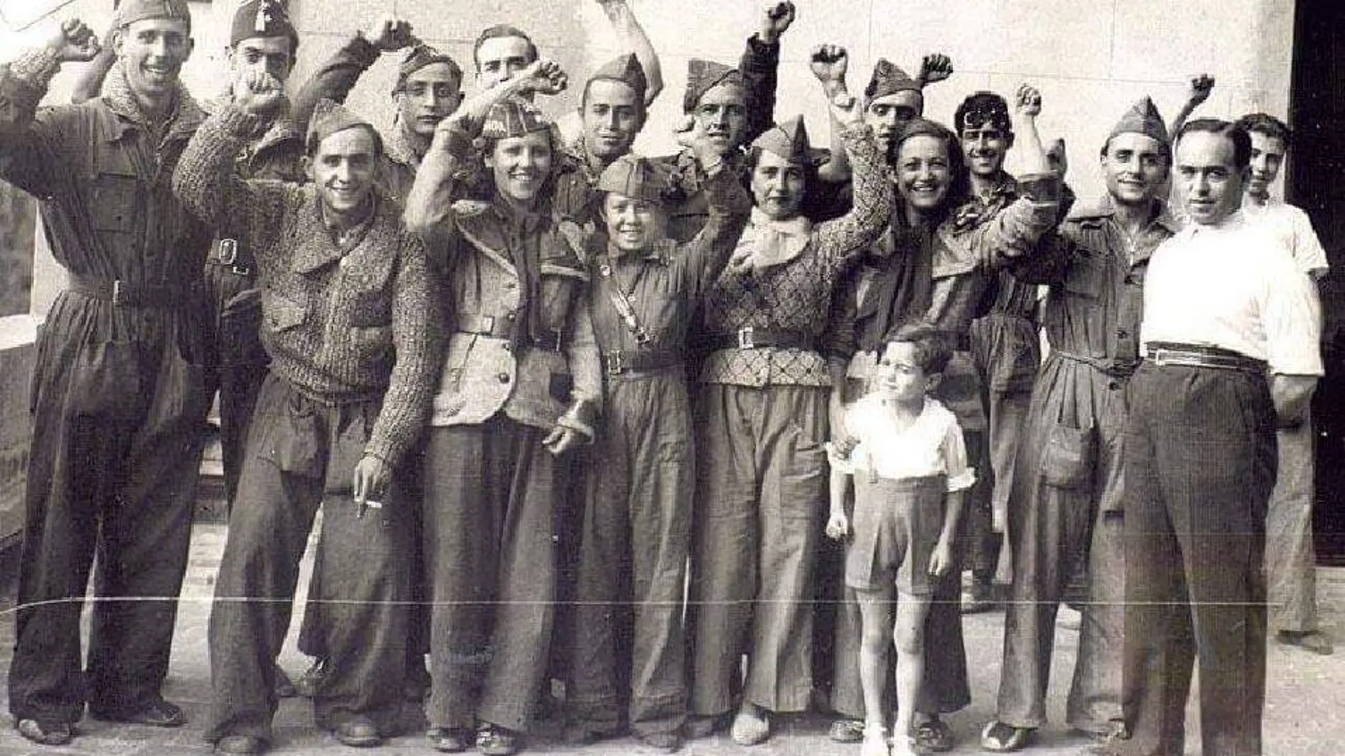 Visita de un grupo de milicianos al diario «Ahora» en septiembre de 1936. El primero por la izquierda podría ser Leoncio Jiménez, según su familia