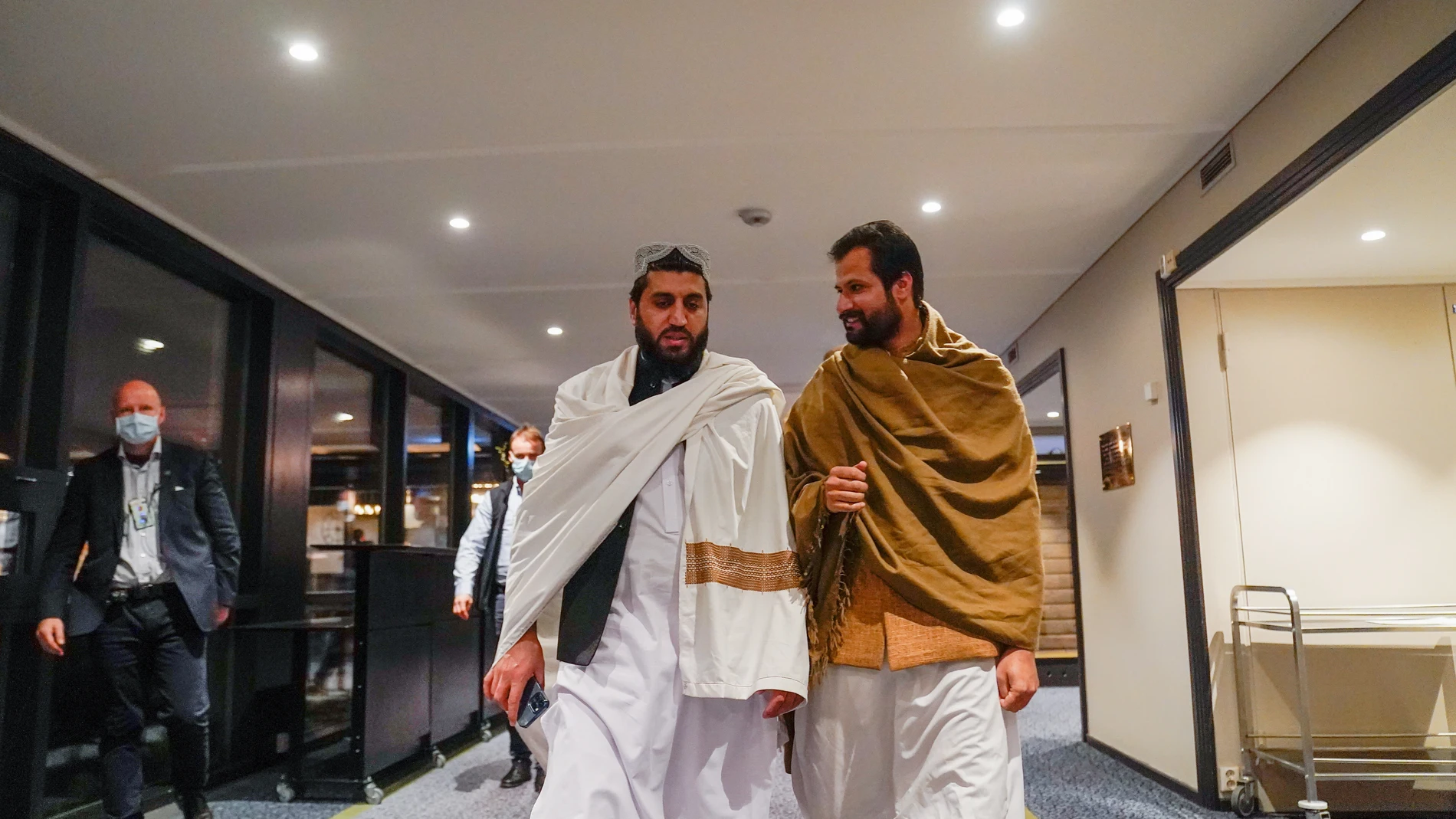 Representantes de la delegación talibana en el hotel Soria Moria de Oslo, donde se desarrollan la conversaciones