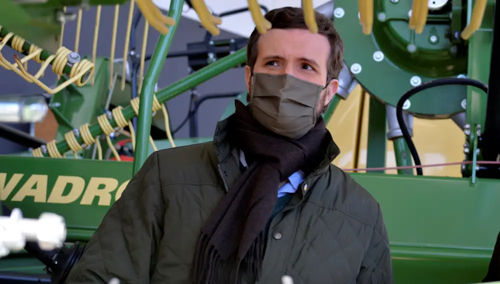 El líder del PP, Pablo Casado, durante una reciente visita que hizo a una empresa agrícola de Palencia