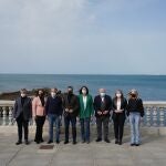 El presidente del PP-A y de la Junta de Andalucía, Juanma Moreno, junto a la secretaria general del PP-A, Loles López, y los consejeros del PP-A en el Gobierno andaluz, este domingo en Cádiz