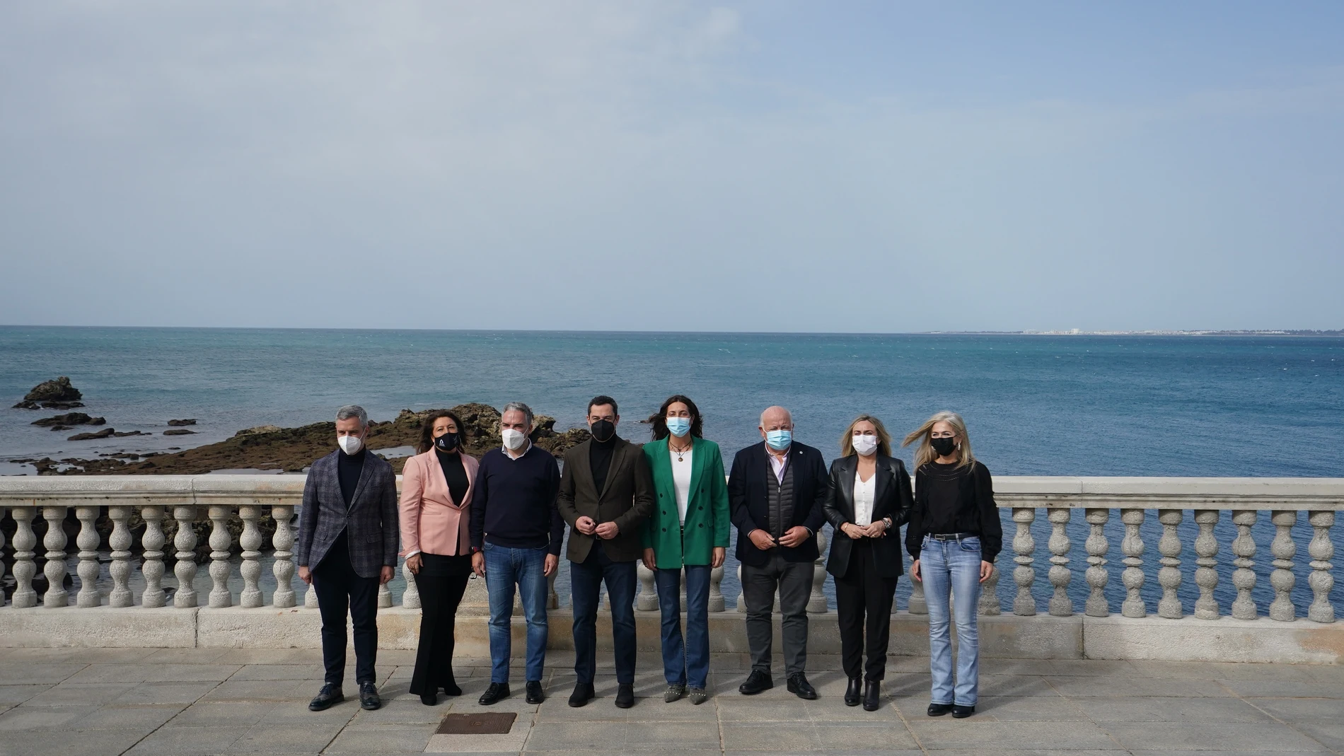 El presidente del PP-A y de la Junta de Andalucía, Juanma Moreno, junto a la secretaria general del PP-A, Loles López, y los consejeros del PP-A en el Gobierno andaluz, este domingo en Cádiz