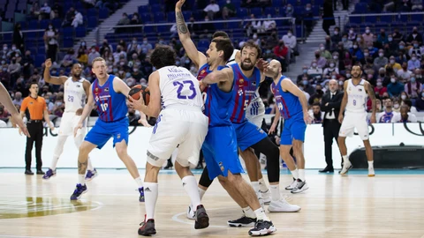 Llull intenta sortear la defensa de su ex compañero Laprovittola