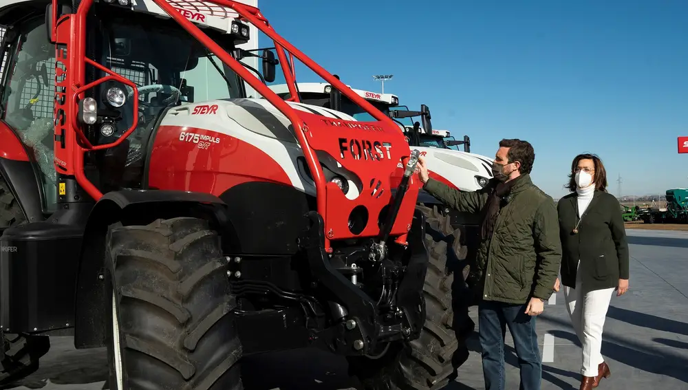 El presidente del Partido Popular, Pablo Casado, visita la empresa Farming Agrícola en Villamartín de Campos (Palencia