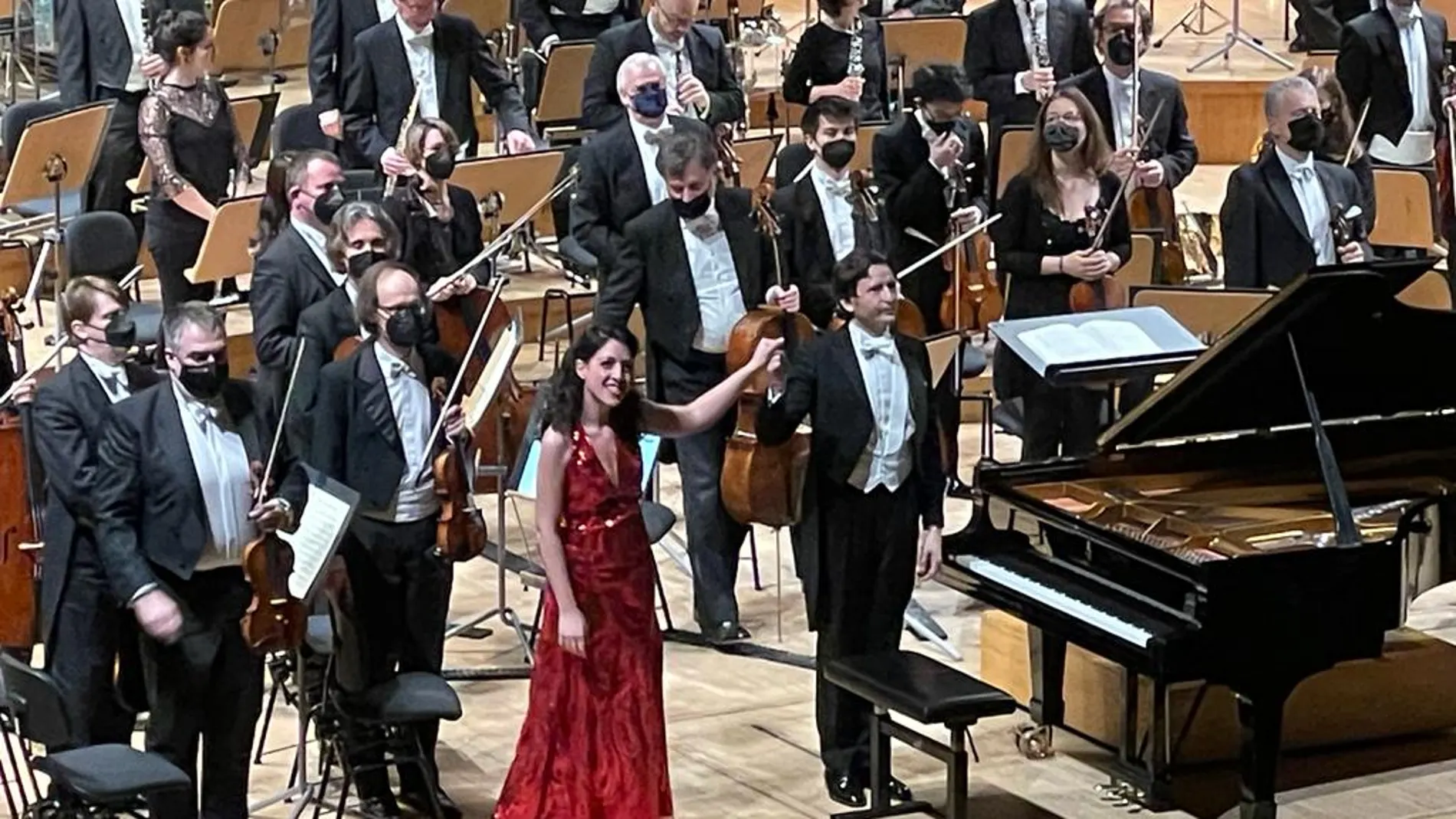 La pianista Beatrice Rana y el director Gustavo Gimeno, junto a la Orquesta Filarmónica de Luxemburgo