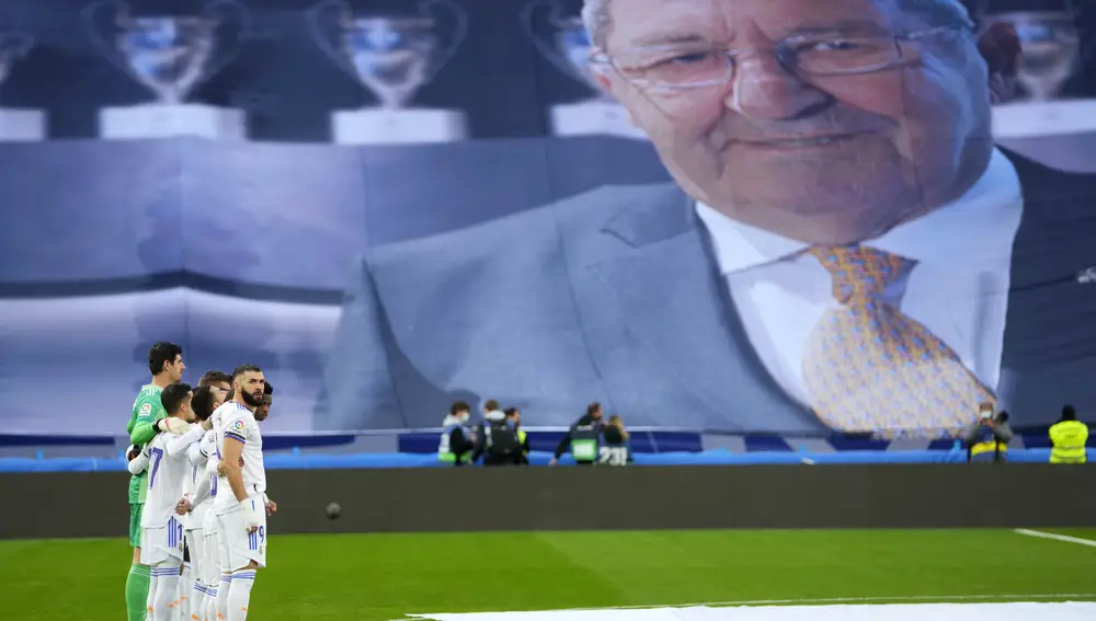 Los jugadores del Real Madrid guardan un minuto de silencio en honor a Paco Gento