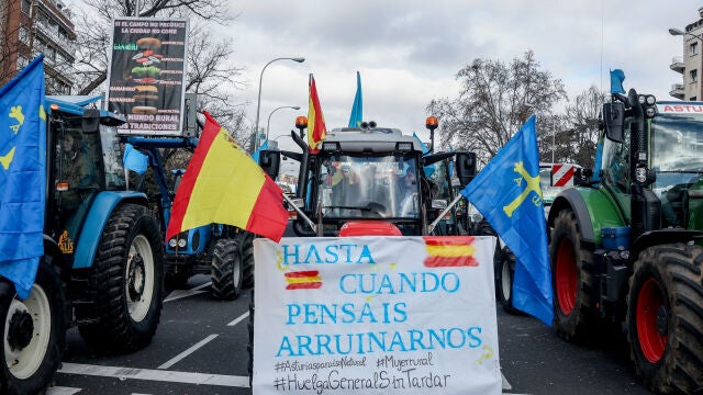 Manifestantes en sus tractores reclaman una huelga general en la movilización en defensa del campo y del mundo rural