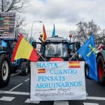 Manifestantes en sus tractores reclaman una huelga general en la movilización en defensa del campo y del mundo rural