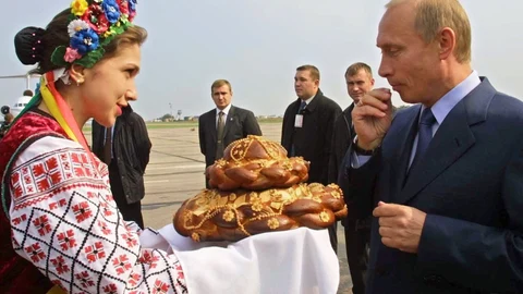 El presidente ruso, Vladimir Putin, es agasajado durante una visita a Ucrania en 2002