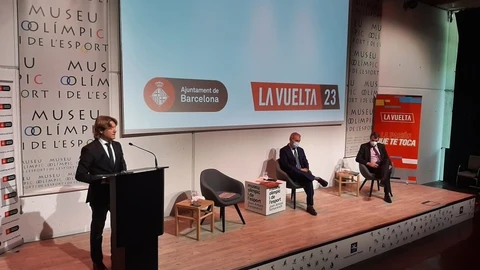 Javier Guillén, al fondo, con David Escudé y Jaume Collboni