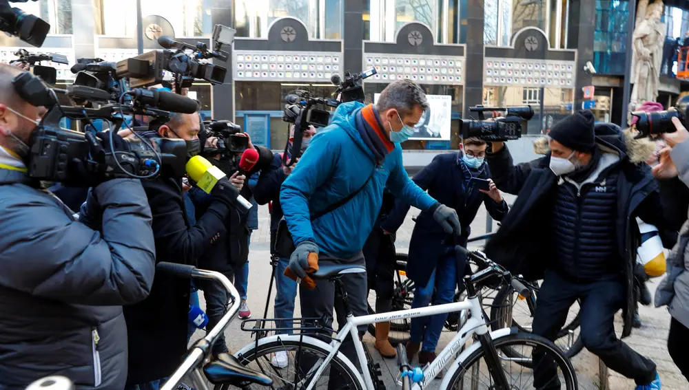 Iñaki Urdangarín atiende a los medios ayer en Vitoria. EFE/ David Aguilar