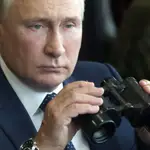 El mandatario ruso Vladimir Putin, con unos prismáticos el pasado mes de septiembre