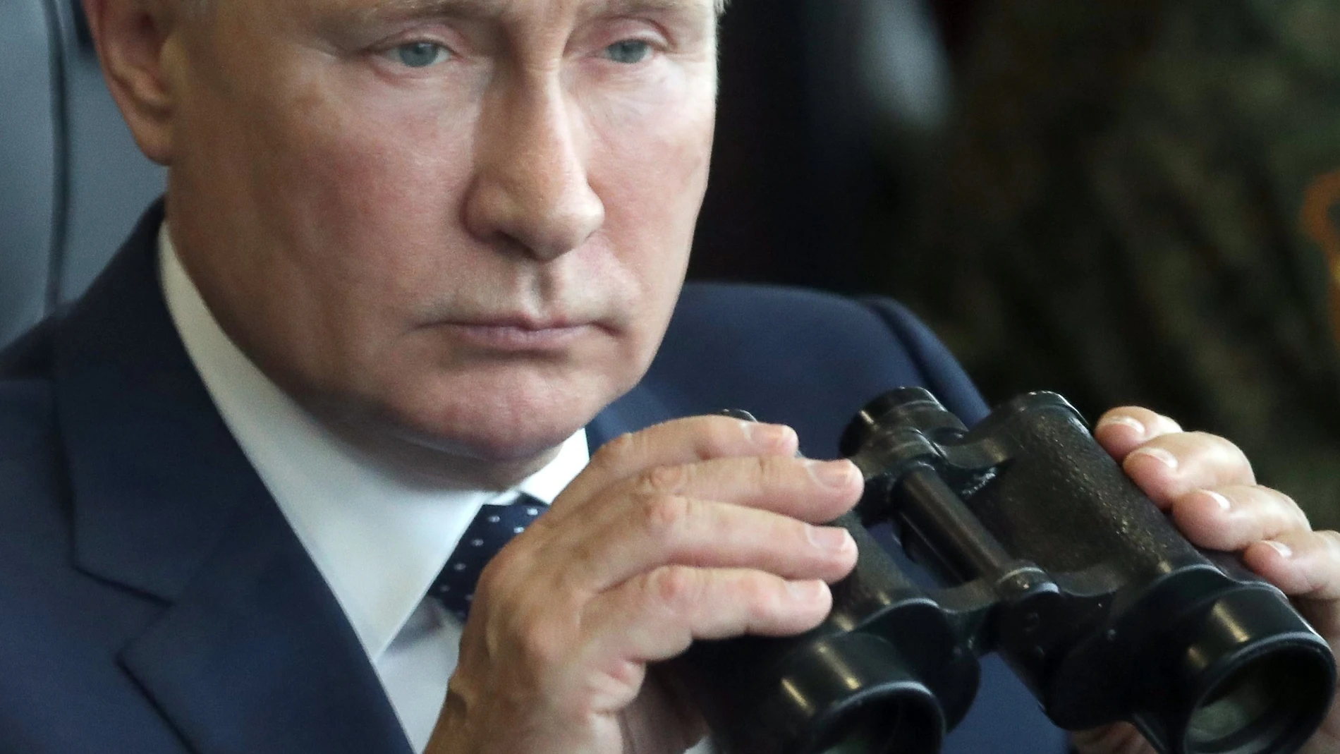 El mandatario ruso Vladimir Putin, con unos prismáticos el pasado mes de septiembre