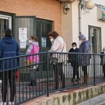 Varias personas hacen cola para ser atendidos a las puertas del centro de salud de Armilla (Granada)