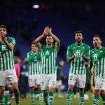 Los jugadores del Betis celebran su victoria frente al Espanyol en el RCDE Stadium