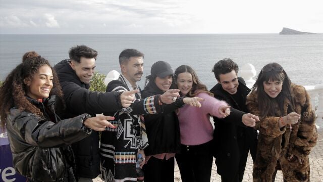 (I-D) Los cantantes Sara Deop, Xeinn; Rayden, Javiera Mena, Rigoberta Bandini; Gonzalo Hermida y Marta Sango, posan en una rueda de prensa sobre los participantes en la Semifinal 2 de Benidorm Fest 2022, a 24 de enero de 2022, en el Mirador del Castillo de Benidorm, Alicante, Comunidad Valenciana (España). El festival es celebrado por RTVE los días 25, 27 y 29 de enero para elegir el representante español para Eurovisión 2022. Durante el evento musical, 14 artistas competirán por ir a Turín a representar España en mayo de este año. 24 ENERO 2022;MUSICA;EUROVISIÓN;FINALISTA;TURIN;CANCION;PIXELADA Joaquín Reina / Europa Press 24/01/2022