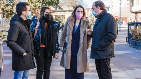 La portavoz parlamentaria del Partido Popular, Cuca Gamarra, visita Soria junto la candidata a las Cortes, Rocío Lucas ;el presidente del partido en Soria, Benito Serrano (D) y el diputado Tomás Cabezón (I)