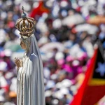 Miles de personas se dan cita en el Santuario de Fátima para rezar a la Virgen