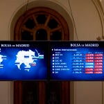 Valores del Ibex 35 en un panel del Palacio de la Bolsa de Madrid, a 24 de enero de 2022