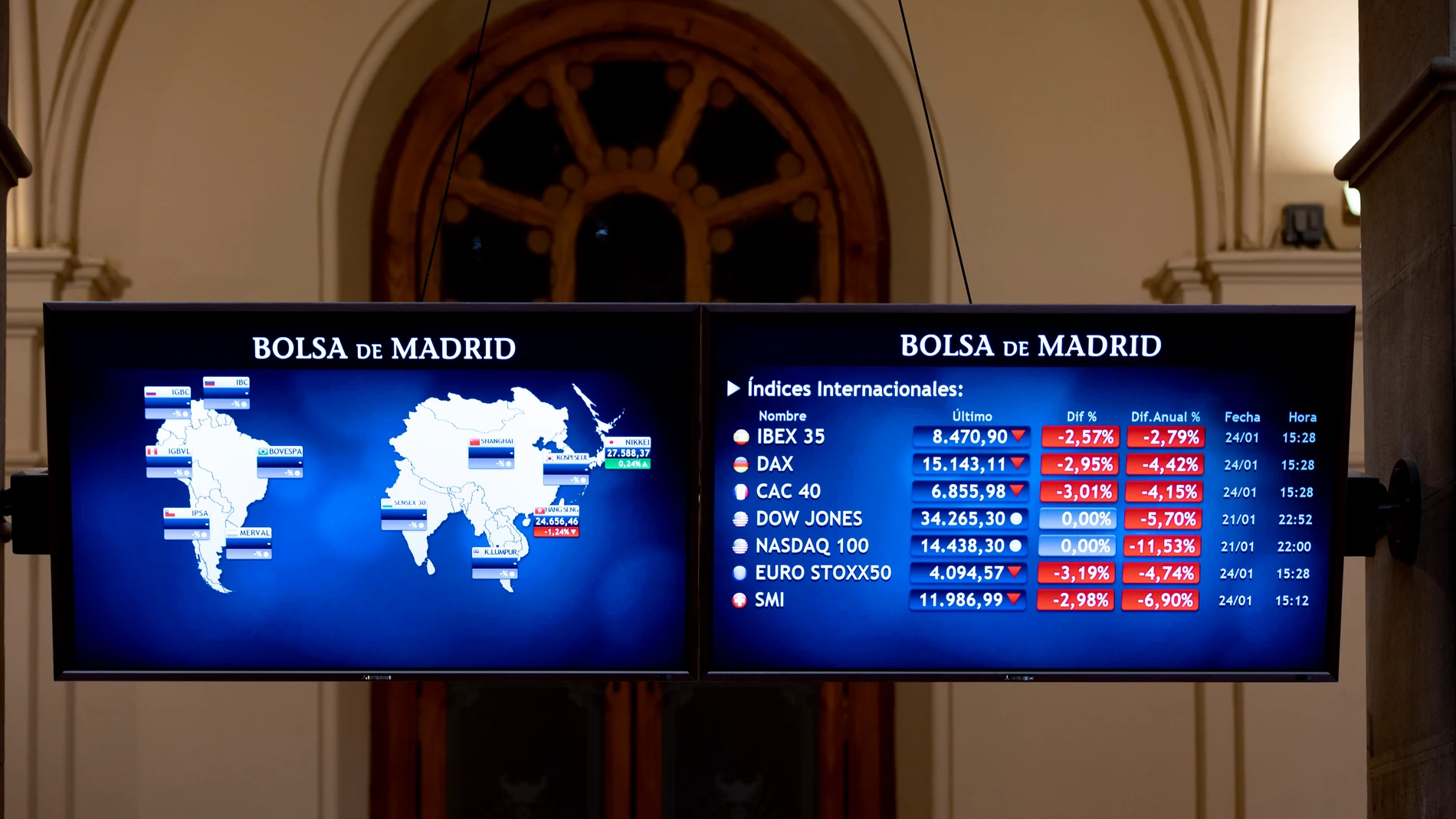 Valores del Ibex 35 en un panel del Palacio de la Bolsa de Madrid, a 24 de enero de 2022