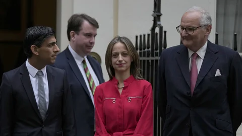 Theodore Agnew (dcha.), secretario de Estado británico del Tesoro, junto al ministro de Finanzas, Rishi Sunak, y otros altos cargos del ministerio