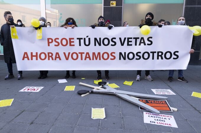 El sector de las peluquerías y la imagen personal se concentra frente a la sede del PSOE de Valladolid para reivindicar la reducción del IVA al 10 por ciento