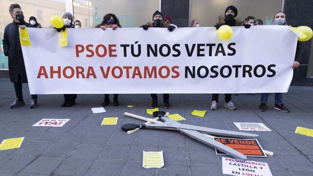 El sector de las peluquerías y la imagen personal se concentra frente a la sede del PSOE de Valladolid para reivindicar la reducción del IVA al 10 por ciento