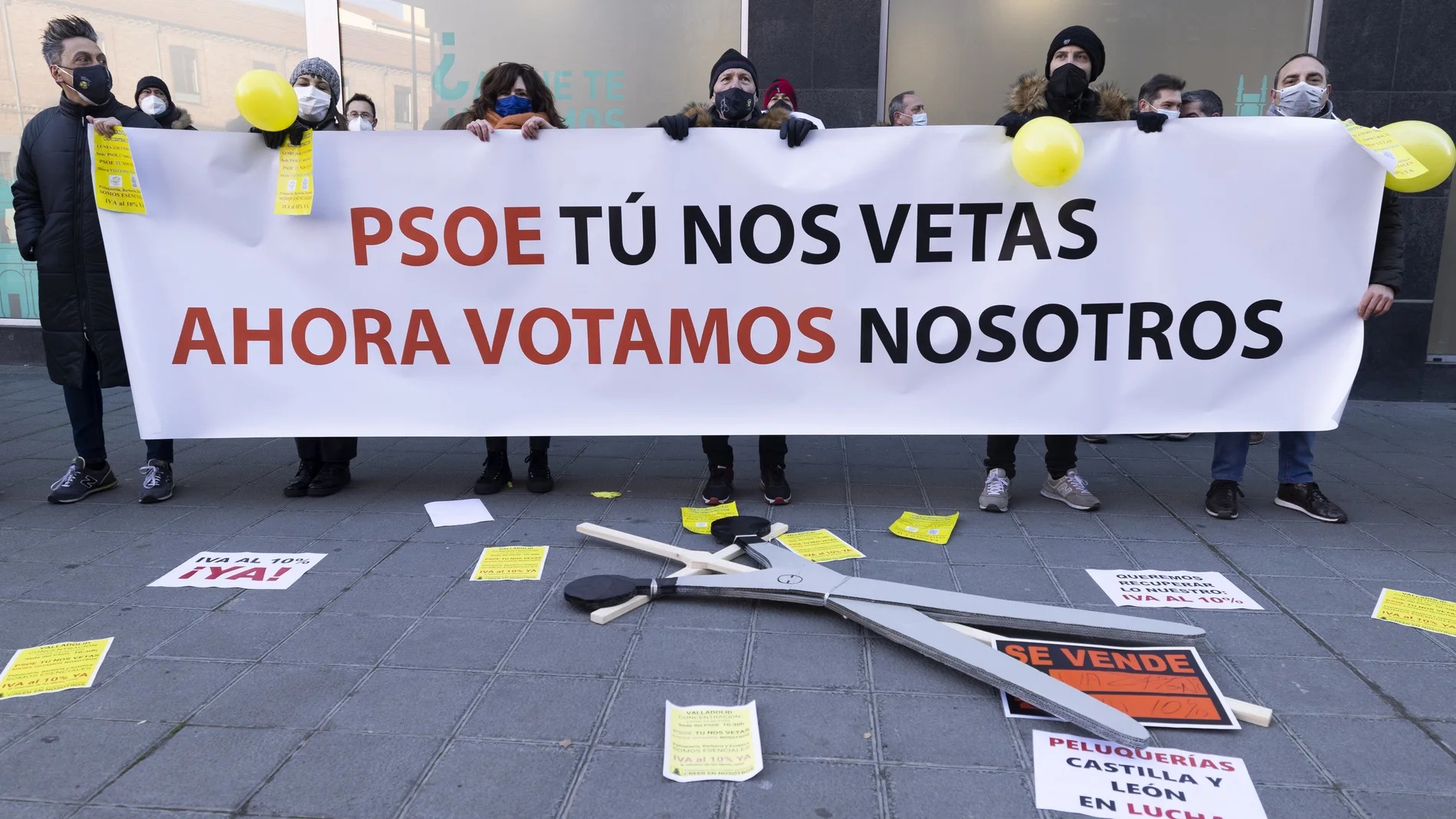 El sector de las peluquerías y la imagen personal se concentra frente a la sede del PSOE de Valladolid para reivindicar la reducción del IVA al 10 por ciento