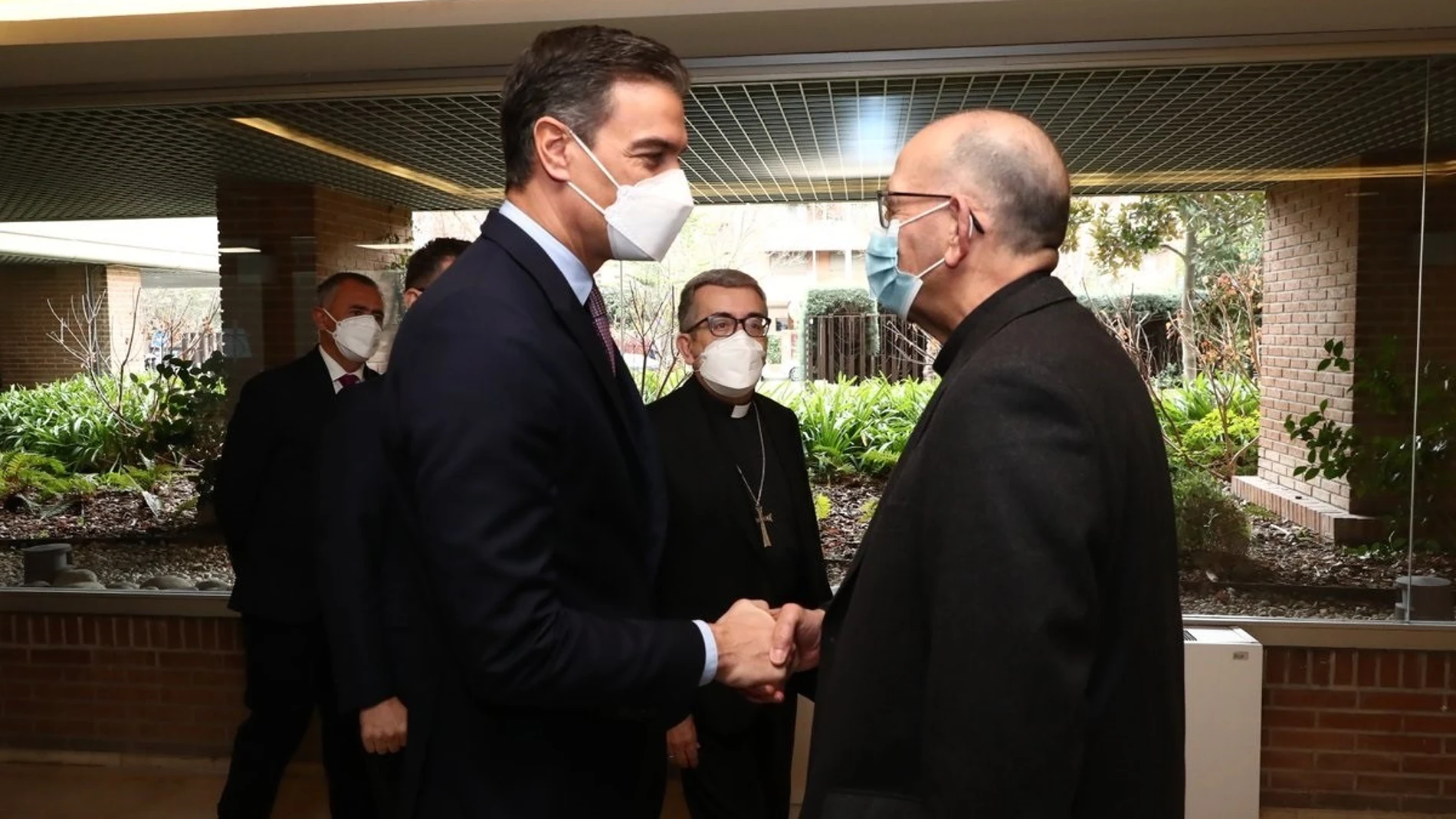 El presidente del Gobierno, Pedro Sánchez, y el presidente de la Conferencia Episcopal Española, Juan José Omella, en la sede de la CEE.