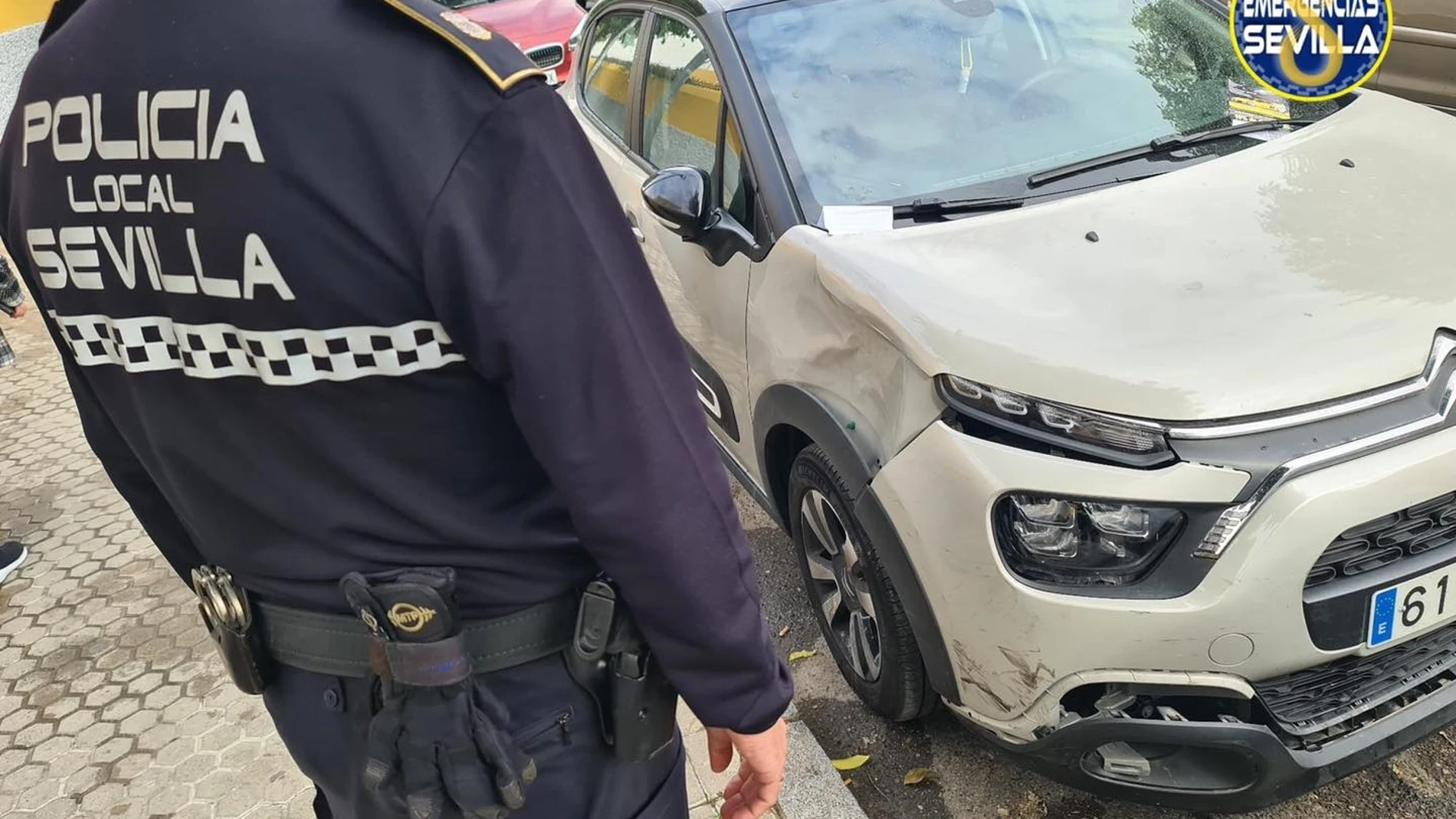 Un agente ante el Vehículo. EMERGENCIAS SEVILLA