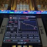 La Bolsa española registró este lunes la mayor caída desde la aparición de la variante ómicron del coronavirus en noviembre de 2021, al perder el 3,18 % y acercarse a 8.400 puntos, influida por la crisis que se ha desatado sobre Ucrania, según datos del mercado