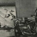 "Fraude en el jardín", de Tanguy, a la izquierda, fotografiado con otras obras destrozadas tras el ataque fascista