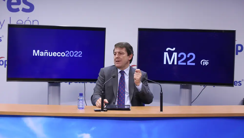 El candidato del PPCyL a la Presidencia de la Junta, Alfonso Fernández Mañueco, ofrece una rueda de prensa tras reunirse con colegios profesionales y organizaciones sindicales y empresariales