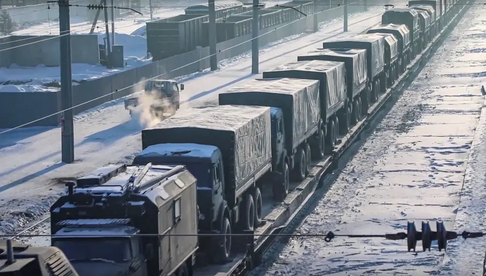 Transporte de vehículos militares rusos en un lugar no revelado en Rusia, el 24 de enero de 2022, camino a Bielorrusia para asistir a un ejercicio militar conjunto