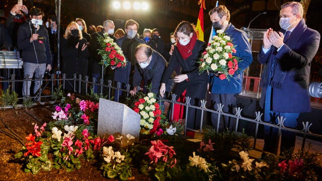 El alcalde de Madrid, José Luis Martínez Almeida, la presidenta de la Comunidad de Madrid, Isabel Díaz Ayuso , y el líder del PP, Pablo Casado, participan en la ofrenda floral por el XXVII aniversario del asesinato por ETA de Gregorio Ordoñez, este lunes en Madrid.