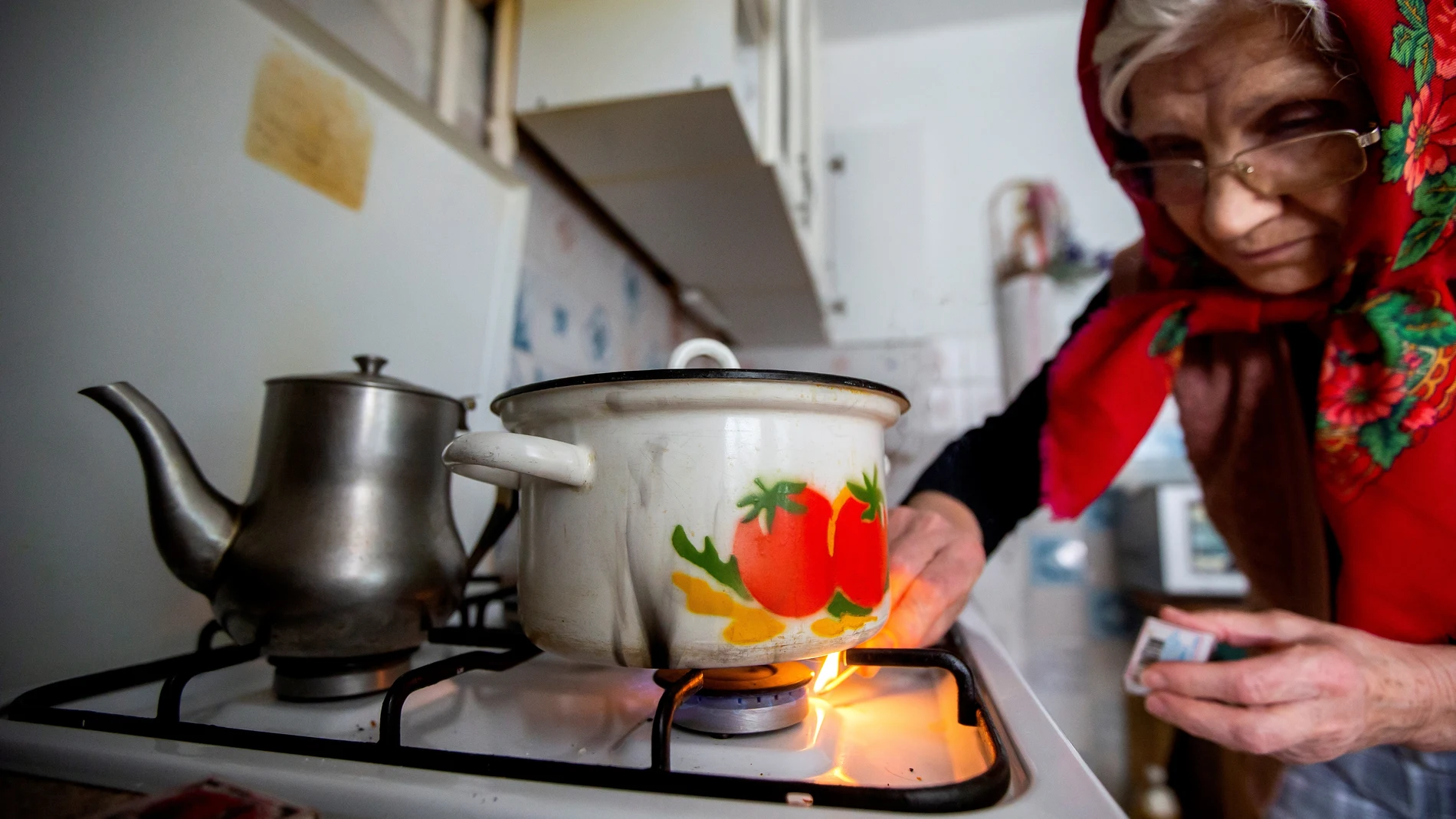 Chisinau. Una anciana enciende el gas durante una de las mayores crisis energéticas de Moldavia en los últimos años, donde el gas ha alcanzado el precio de 646 dólares por metro cúbico.