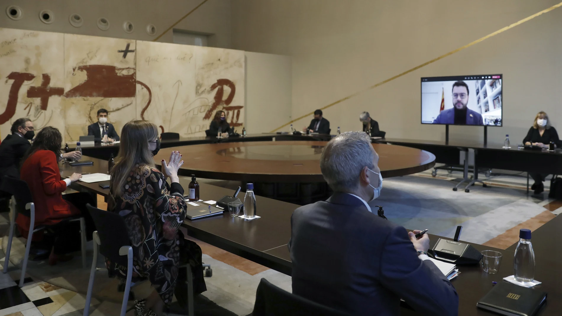 Aspecto de la reunión semanal del gobierno catalán en la que el presidente Aragonès ha participado de forma telemática por estar confinado