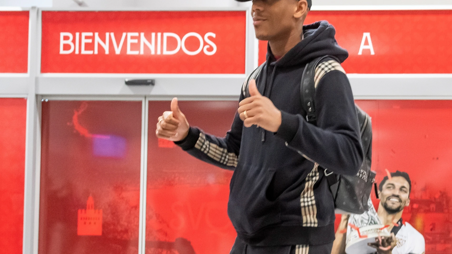 SEVILLA, 25/01/2022.- El delantero francés Anthony Martial a su llegada esta tarde al aeropuerto San Pablo de la capital hispalense para formalizar su cesión por parte del Manchester United inglés al equipo sevillista hasta final de temporada, una vez que supere el preceptivo reconocimiento médico. EFE/ Raúl Caro