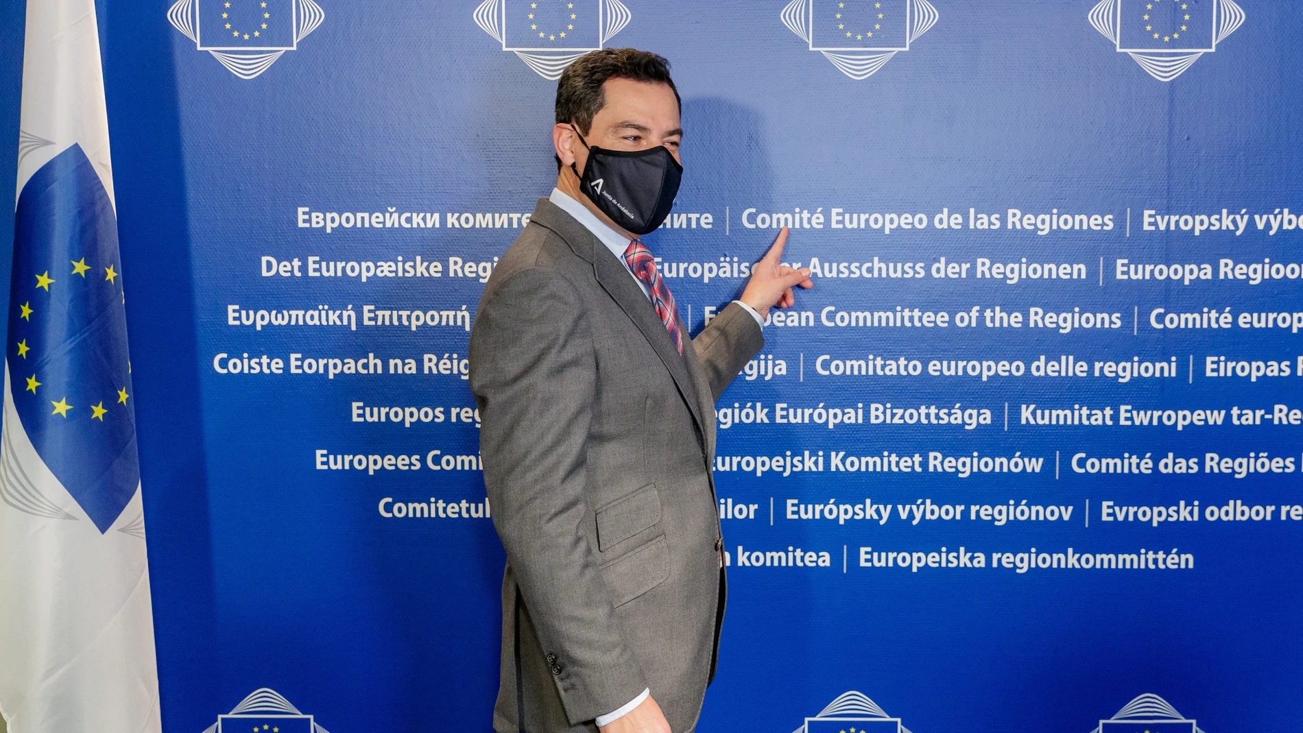 El presidente de la Junta de Andalucía, Juanma Moreno, espera al presidente del Comité Europeo de las Regiones, Apostolos Tzitzikostas, momentos antes de la reunión mantenida en la sede del Comité en Bruselas. EFE/ Julio Muñoz