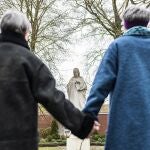 Monika Schmelter y Marie Kortenbusch, de la mano delante de una imagen de la Virgen María en el convento de Luedinghausen