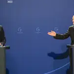 El presidente francés, Emmanuel Macron, y el canciller alemán, Olaf Scholz, comparecen ante la Prensa en la Cancillería de Berlín
