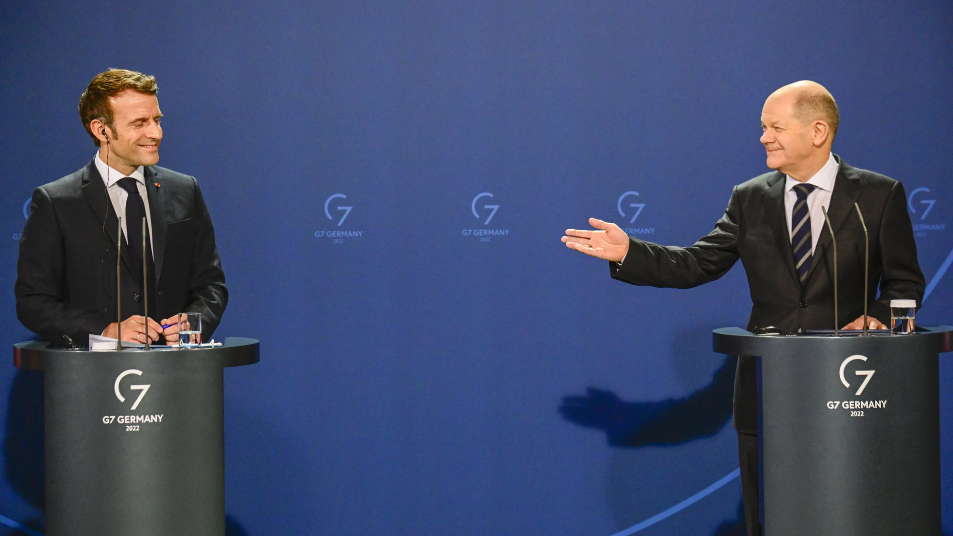 El presidente francés, Emmanuel Macron, y el canciller alemán, Olaf Scholz, comparecen ante la Prensa en la Cancillería de Berlín