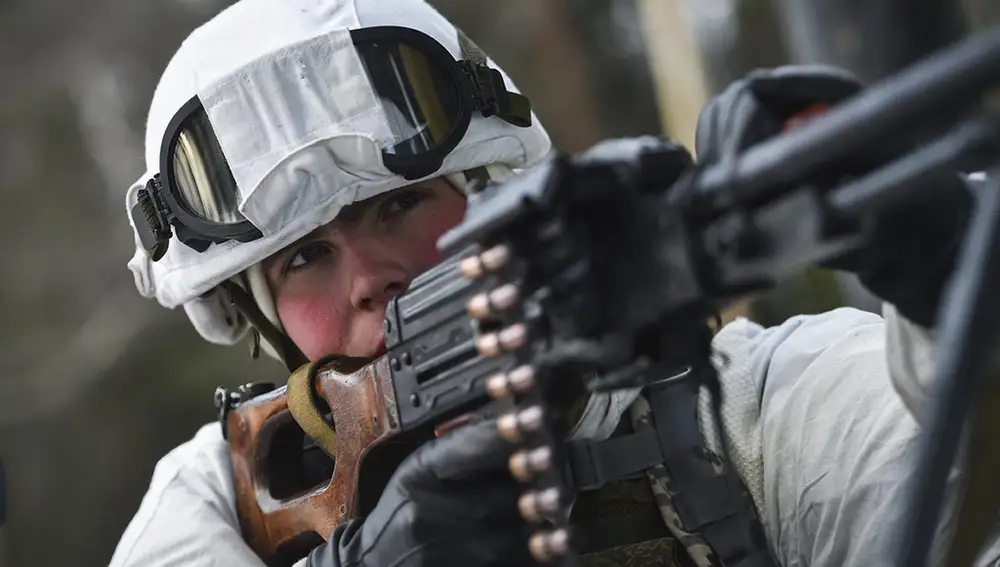 Un soldado ruso asiste a un ejercicio militar en el campo de entrenamiento de Golovenki en la región de Moscú