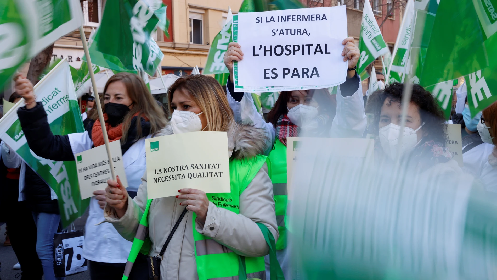 Centenares de enfermeras, convocadas por los principales sindicatos de la profesión, protestaron este martes ante el Departamento de Salud para exigir una ampliación de las plantillas