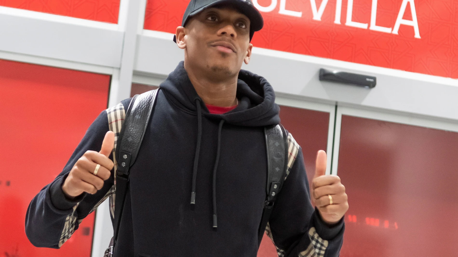 Anthony Martial a su llegada a Sevilla.