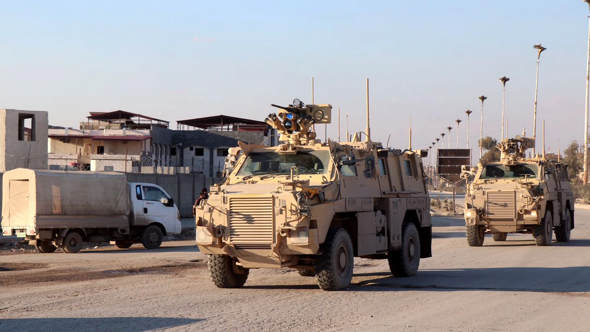 Camiones armados estadounidenses patrullan una zona durante una operación militar de búsqueda en Hasaka, noreste de Siria. Terroristas de Daesh atacaron las prisiones de Ghweran y al-Shaddadi en al-Hasaka para intentar liberar a miles de sus afiliados de la prisión. EFE/EPA/AHMED MARD