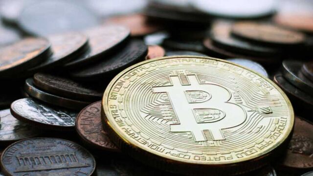 Los bitcoins son un fenómeno de popularidad mundial y conviven con las monedas tradicionales