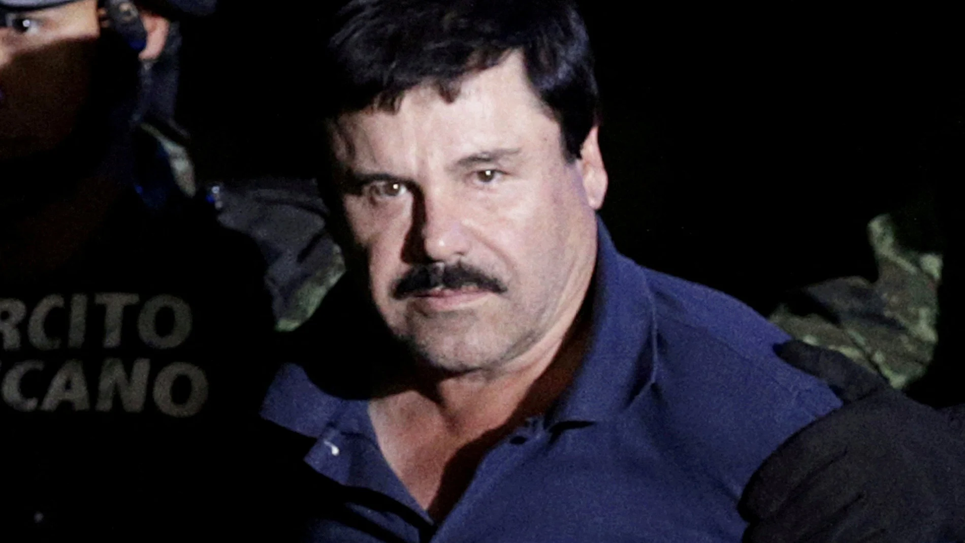 Joaquín "El Chapo" Guzmán es escoltado por soldados en el hangar de la Fiscalía en Ciudad de México, cuando fue "recapturado" en 2016