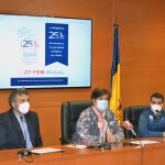 La rectora, María del Rosario Sáez Yuguero; el director del Servicio de Deportes de la UCAV, Ricardo Reier; y el director técnico de la carrera, Luis Miguel Sánchez, presentan la Legua