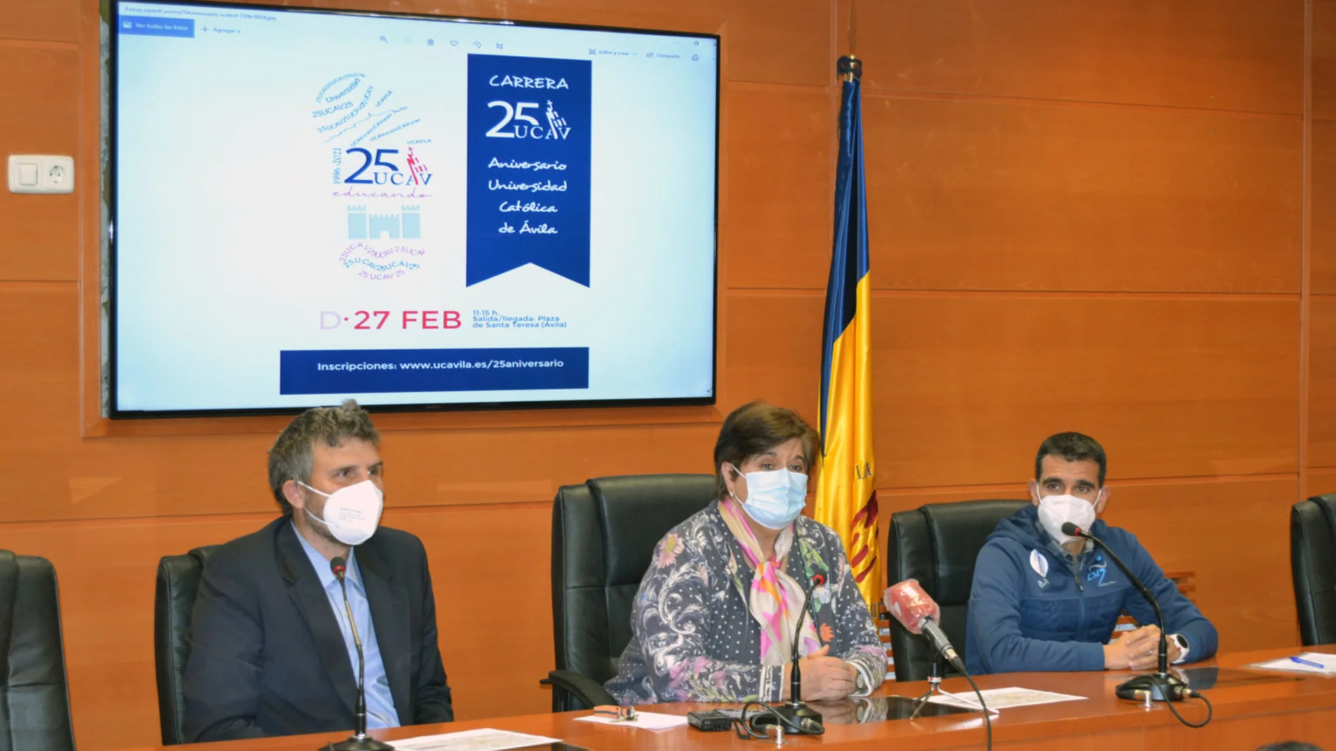La rectora, María del Rosario Sáez Yuguero; el director del Servicio de Deportes de la UCAV, Ricardo Reier; y el director técnico de la carrera, Luis Miguel Sánchez, presentan la Legua